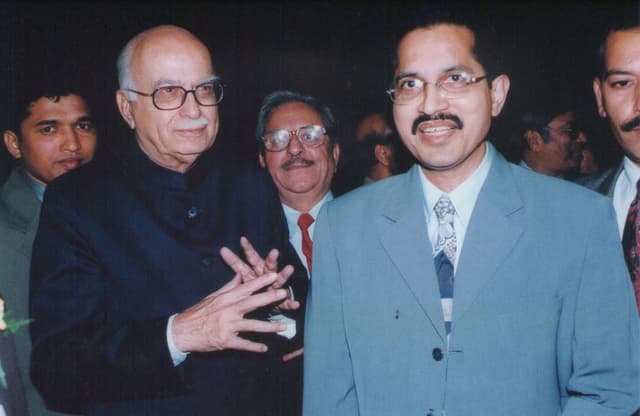 Dr. Lakhotia with Shri L.K. Advanji.jpg